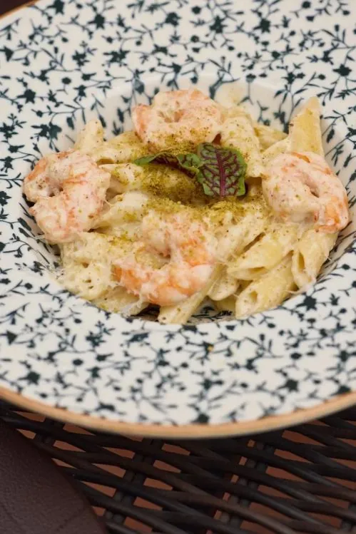 Пенне с креветками и фисташками